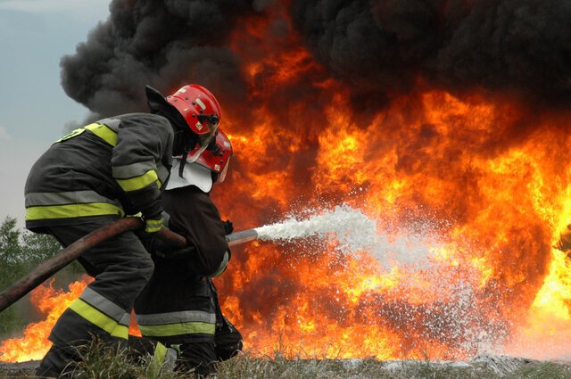 آتش سوزی در انبار چوب در مجیدیه شمالی/ عملیات جسورانه آتش نشانان در این حادثه