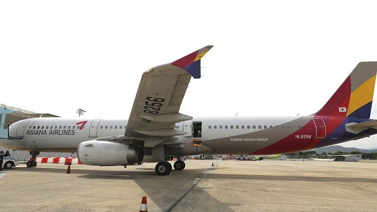 باز شدن درهای یک فروند هواپیمای مسافربری قبل از فرود در کره جنوبی
