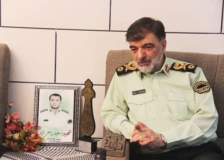 فرمانده کل انتظامی کشور با خانواده شهید "سعید ربیعی" دیدار کرد