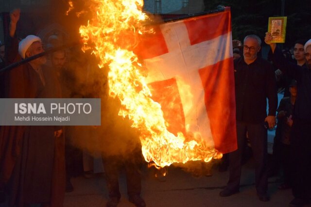 پرچم سوئد و دانمارک در شهر مرزی آستارا به آتش کشیده شد